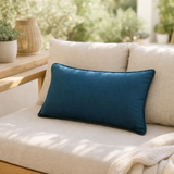 Coussin uni Alga extérieur Indigo 30 x 50 en situation