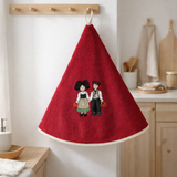Essuie-mains rond Brode Couple Enfants Rouge Diamètre 60 cm en situation
