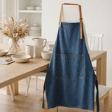 Tablier de cuisine Dinem Bleu denim 70 x 90 en situation