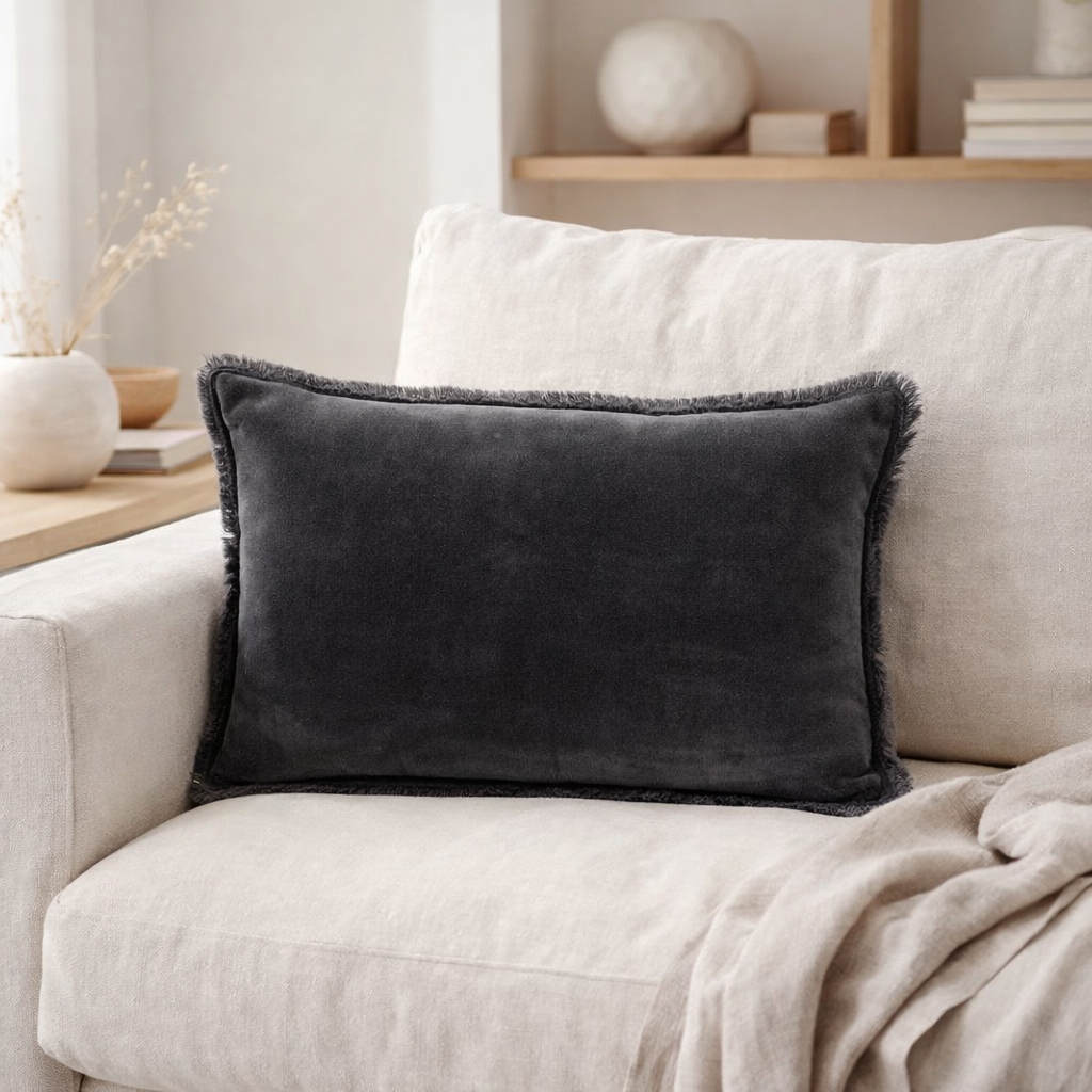Coussin uni Fara Caviar 30 x 50 en situation