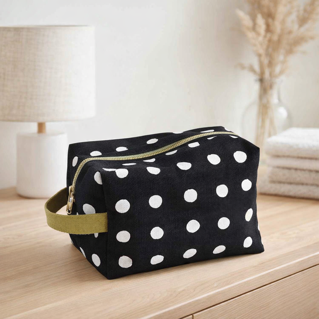 Trousse cube Mia Caviar 22 x 14 10,5 en situation