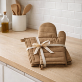 Lot gant de cuisine et manique recyclé Jona Tabac 15 x 30 en situation