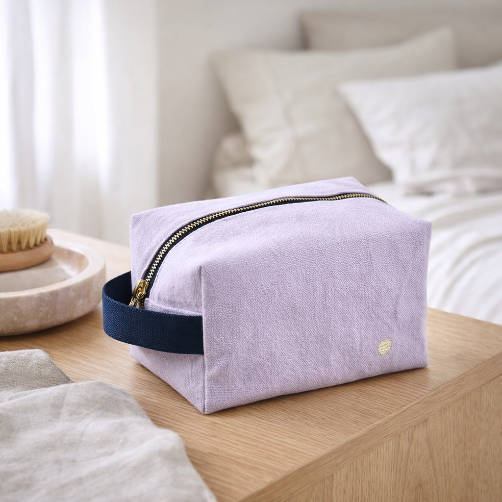 Trousse cube Iona Lilas 10 x 16 x 10 en situation