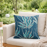 Coussin imprimé Alga outdoor Indigo 45 x 45 en situation