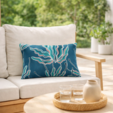 Coussin imprimé Alga outdoor Indigo 30 x 50 en situation