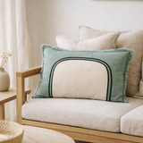 Coussin bicolore Laly Prusse 40 x 65 en situation