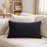 Coussin stonewashed Maia Caviar 30 x 50 en situation