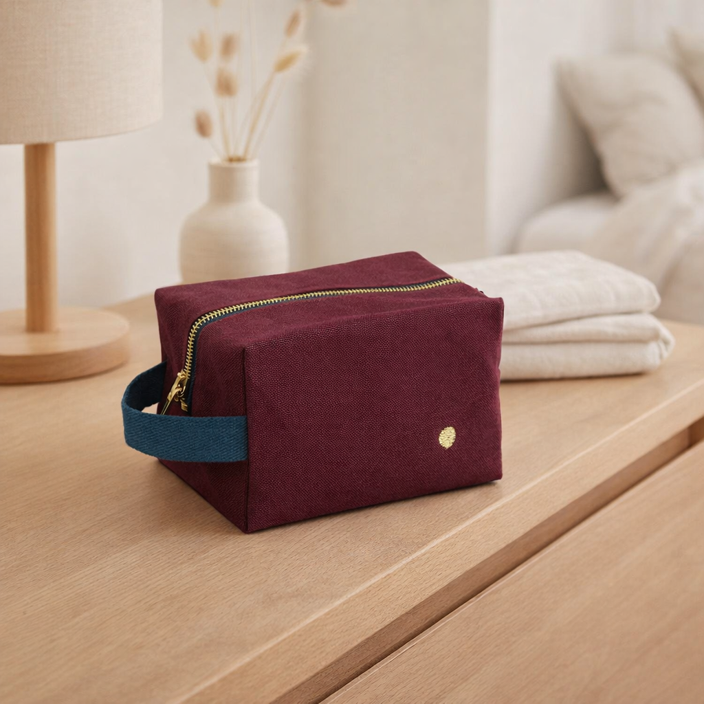 Trousse cube Iona Wine 15,5 x 10 x 10 en situation