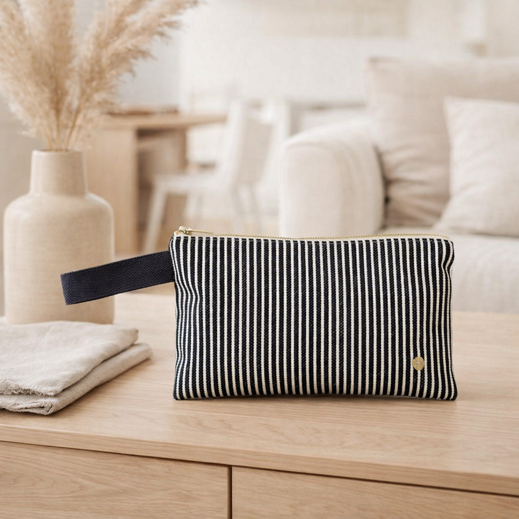 Pochette anse Basile Caviar 14 x 24 en situation