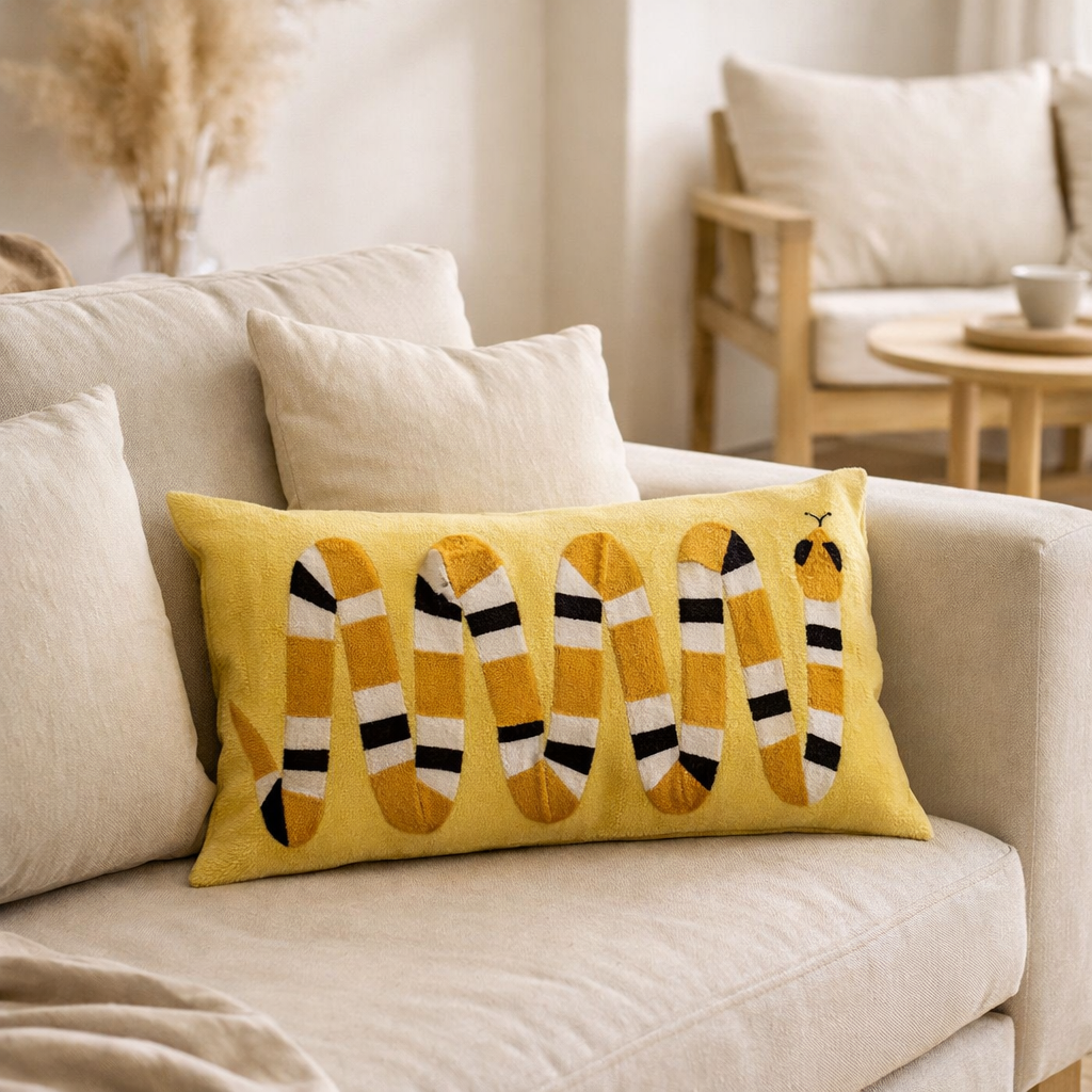 Coussin brodé Yoka Mangue 30 x 50 en situation