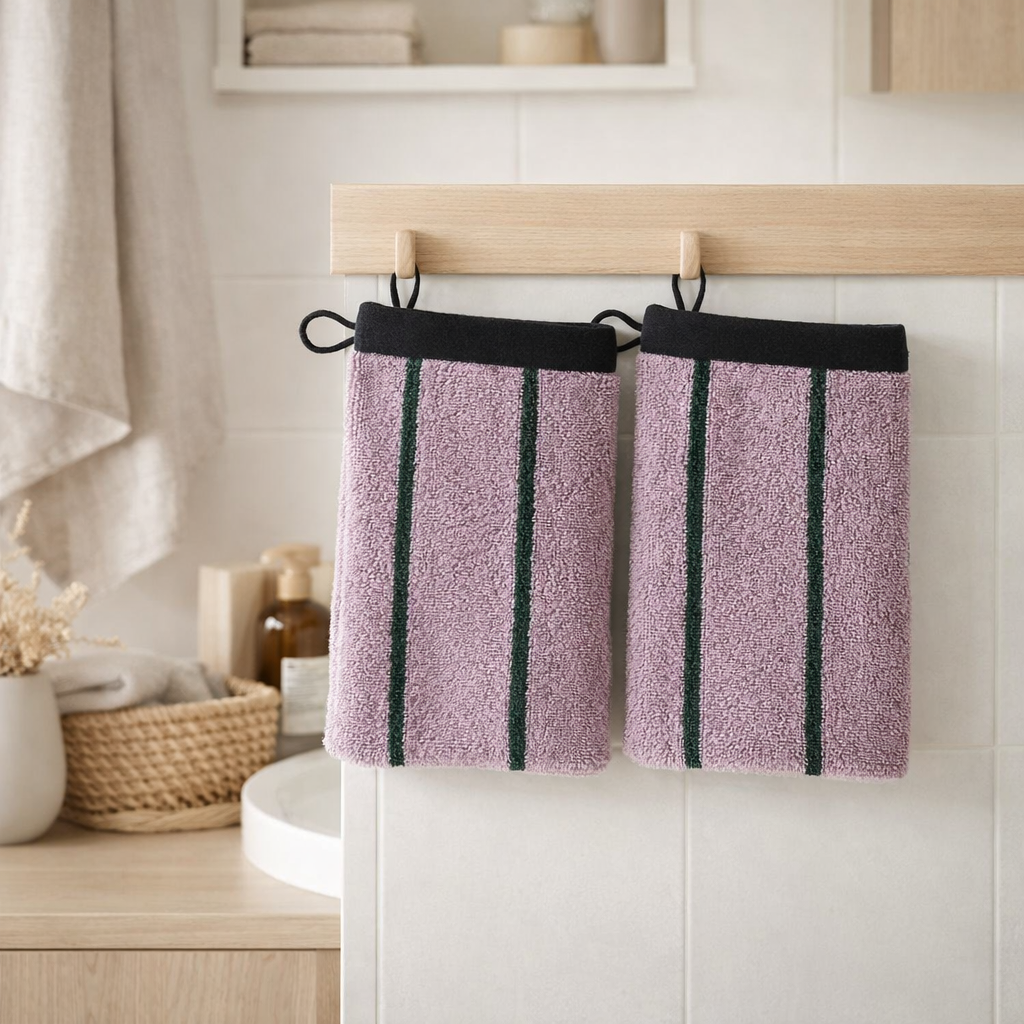 Lot de 2 gants de toilette Charly Lilas 15 x 21 en situation