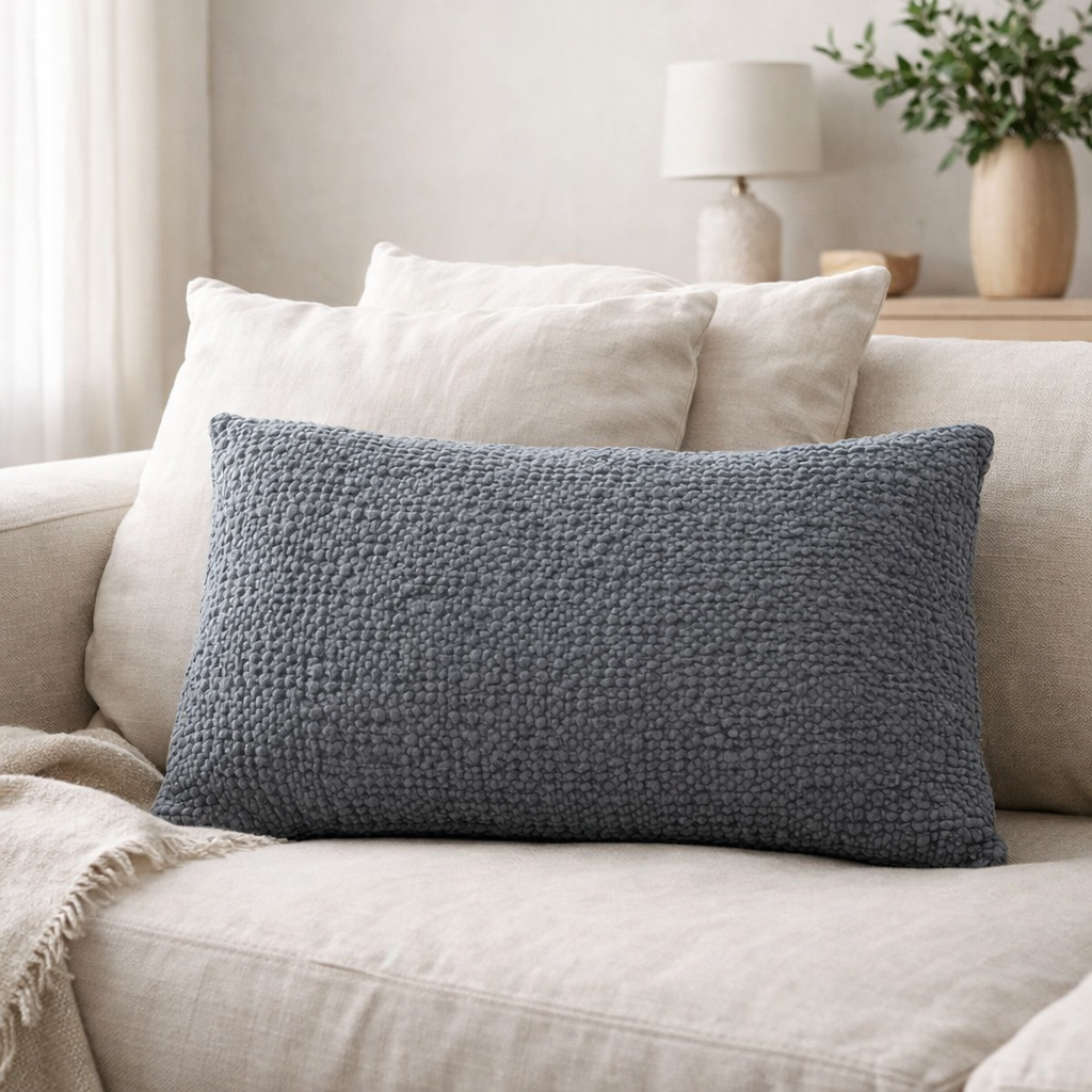 Coussin stonewashed Tana Cendre 40 x 65 en situation