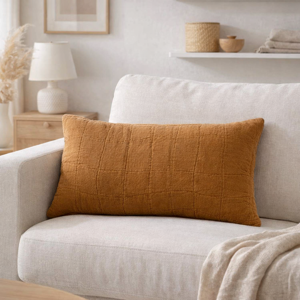 Coussin recyclé Titou Havane 30 x 50 en situation
