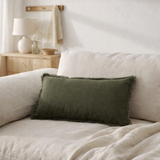 Coussin uni Laly Olive 30 x 50 en situation