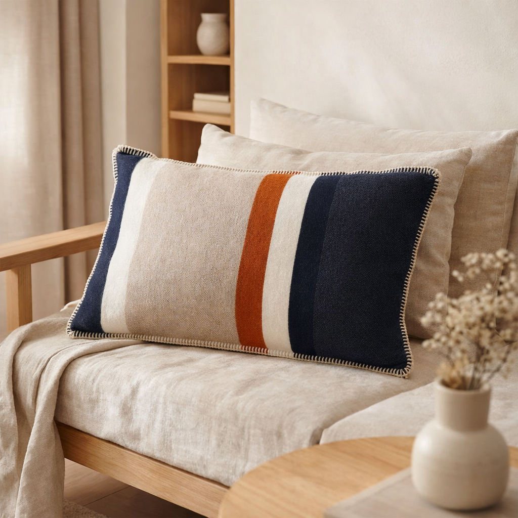 Coussin jacquard recyclé Gioia Marine 40 x 65 en situation