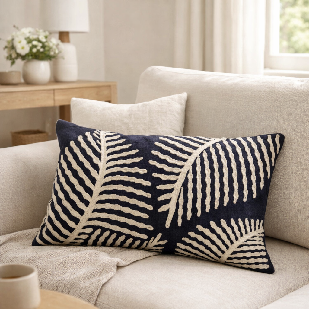 Coussin brodé Flora Marine 30 x 50 en situation