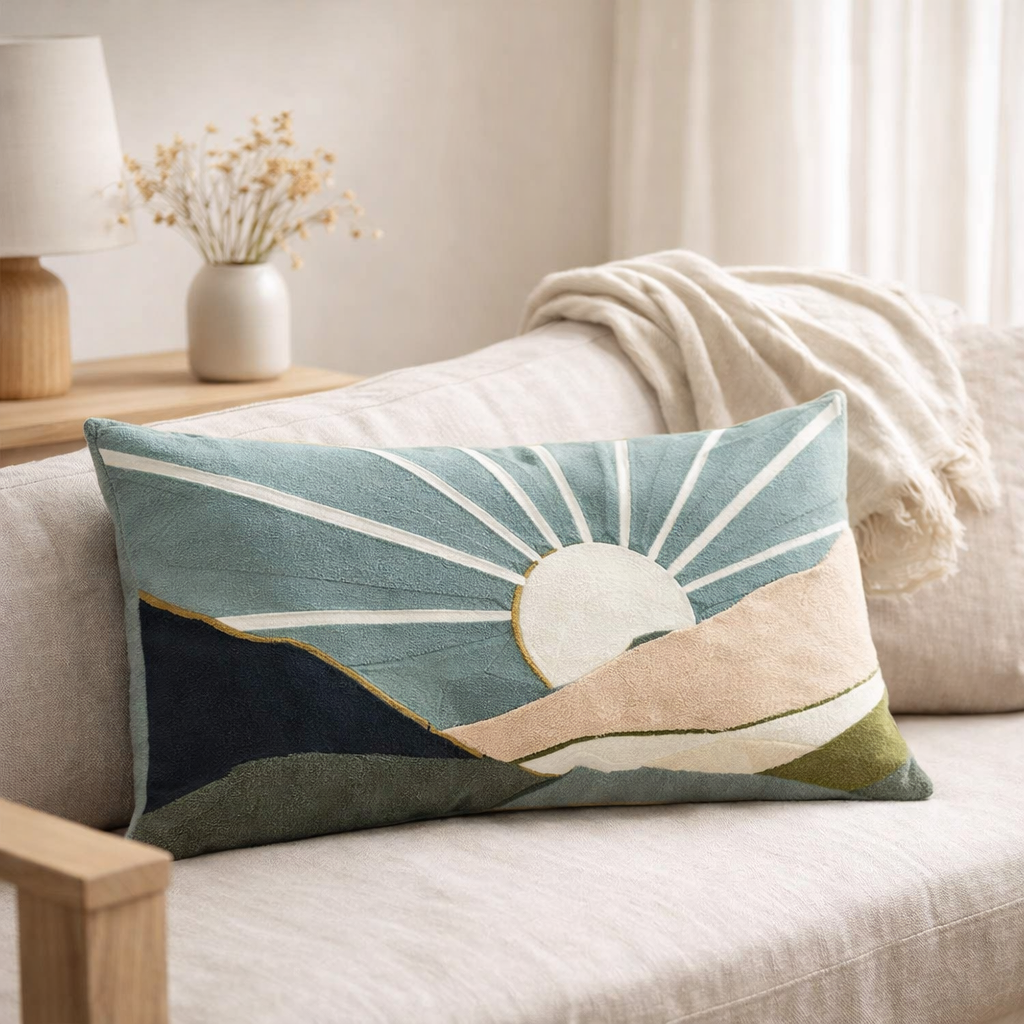 Coussin brodé Elie Vert de gris 40 x 65 en situation