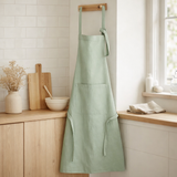 Tablier de cuisine recyclé Ada Céladon 72 x 85 en situation