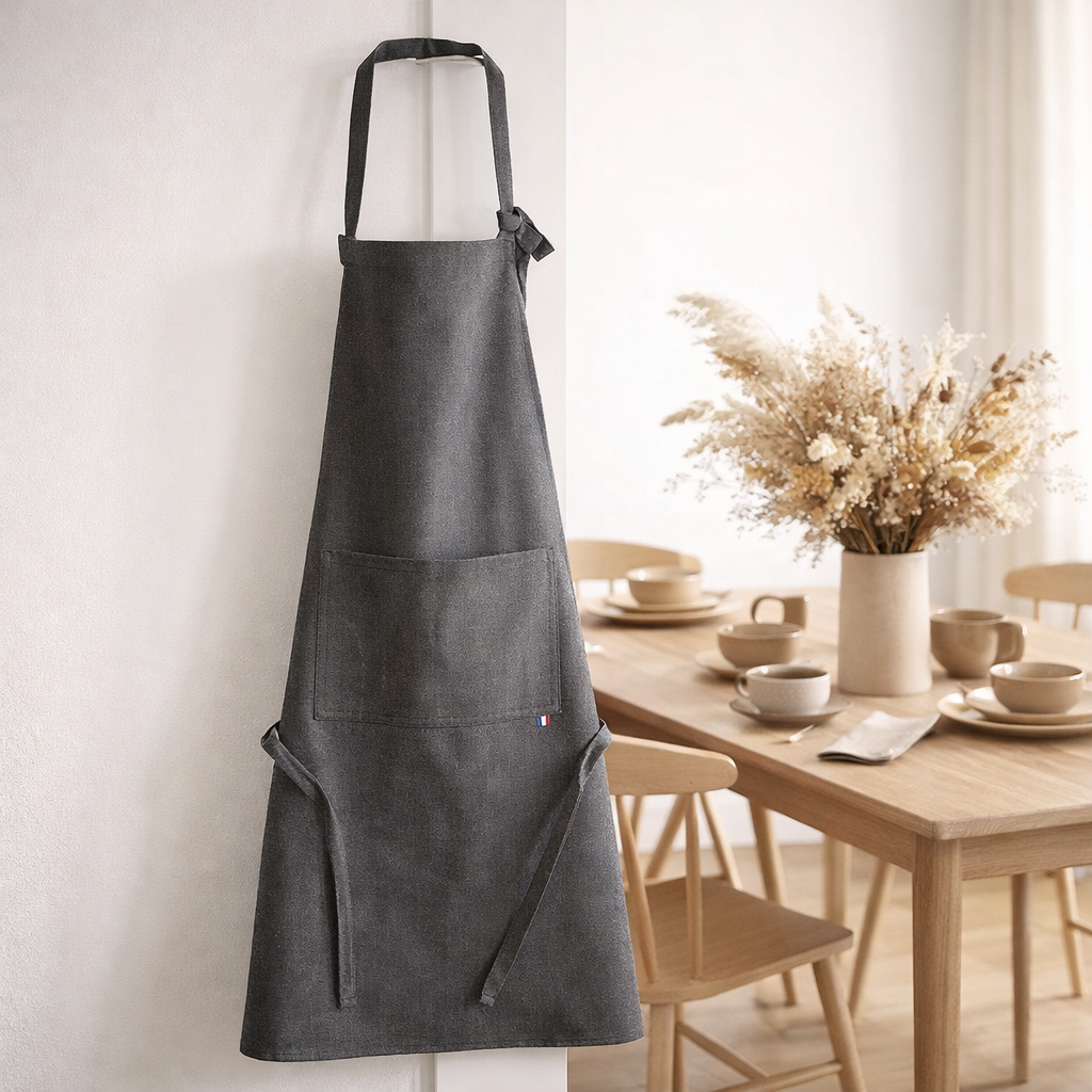 Tablier de cuisine Edouard Jeans 64 x 85 en situation
