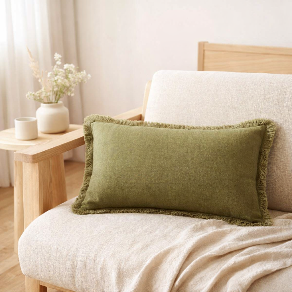 Coussin uni Laly Cèdre 30 x 50 en situation