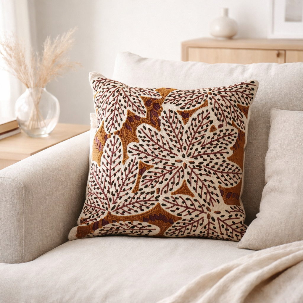 Coussin brodé Ariane Rouille 45 x 45 en situation