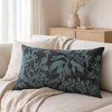 Coussin brodé Raki Carbone 40 x 65 en situation