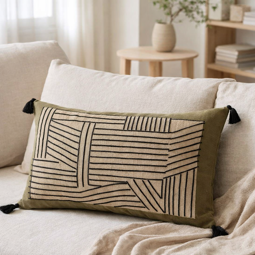 Coussin brodé Kori Cèdre 40 x 65 en situation