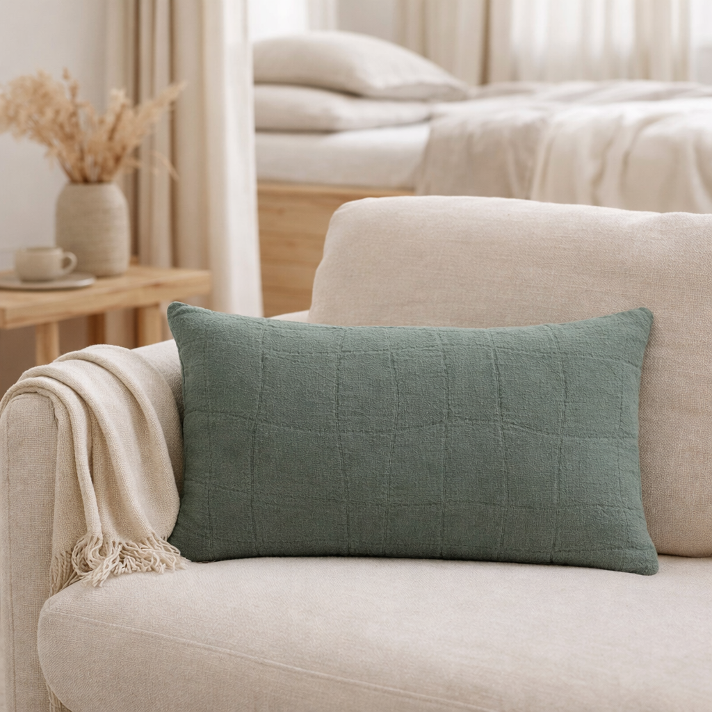 Coussin recyclé Titou Vert de gris 30 x 50 en situation