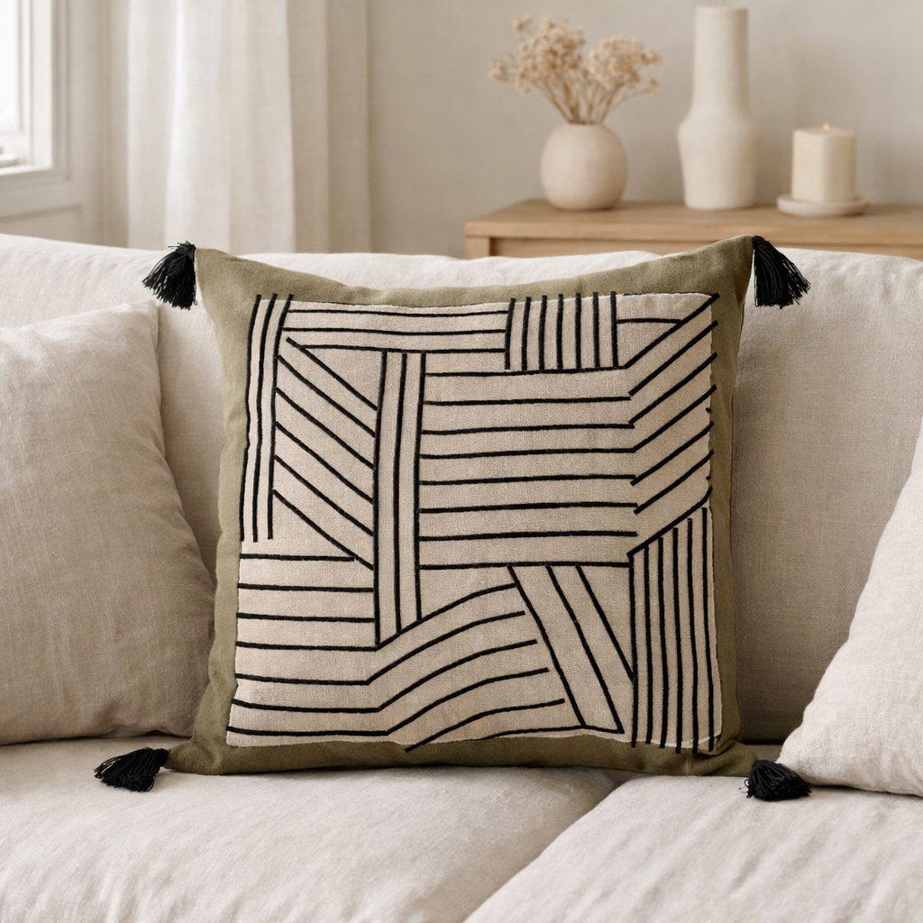 Coussin brodé Kori Cèdre 45 x 45 en situation
