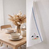 Torchon nid d'abeilles brodé Blom Strasbourg Blanc/bleu 50 x 70 en situation