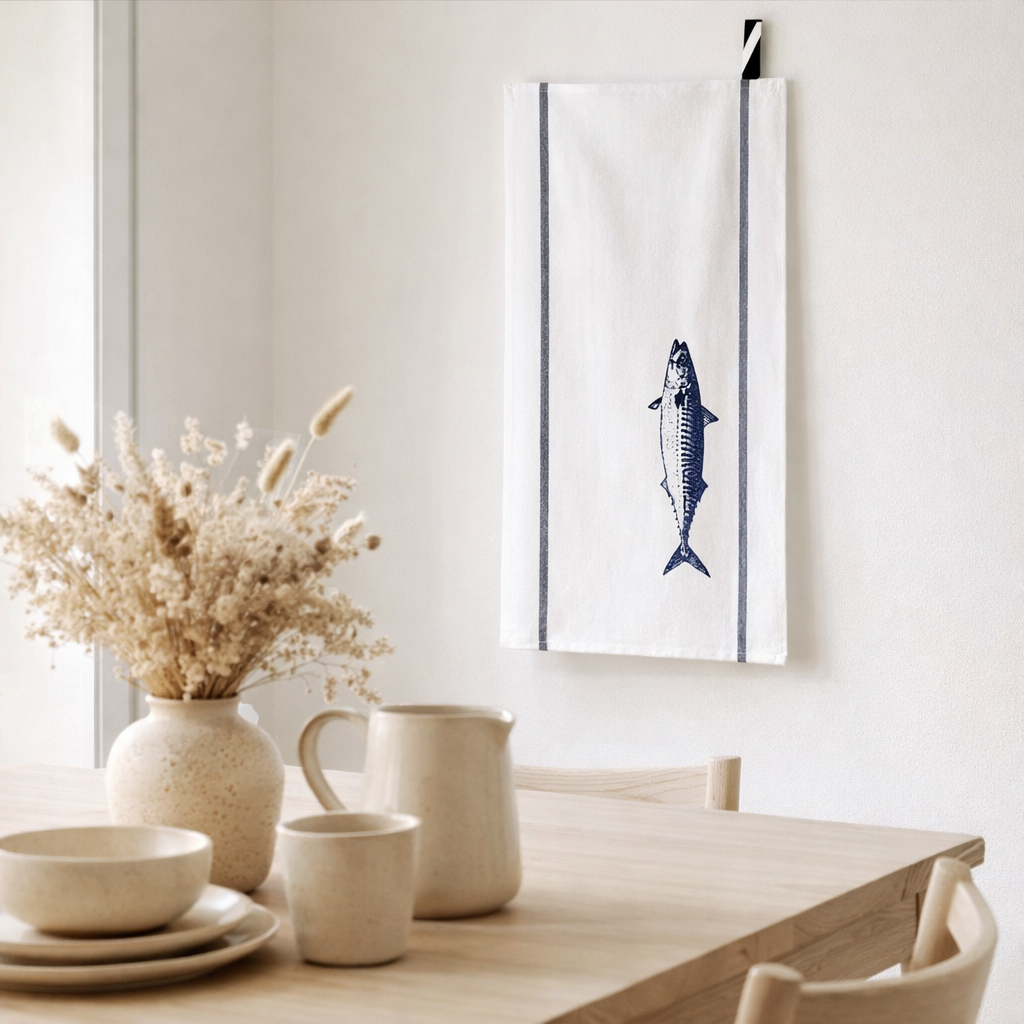 Torchon Maquereau Bright Blue Blanc 50 x 70 en situation