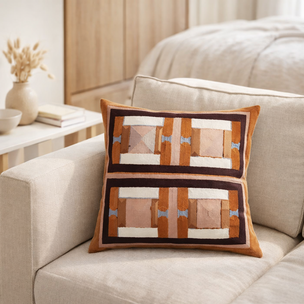 Coussin brodé Taho Cuivre 45 x 45 en situation