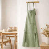 Tablier de cuisine recyclé Ada Matcha 72 x 85 en situation