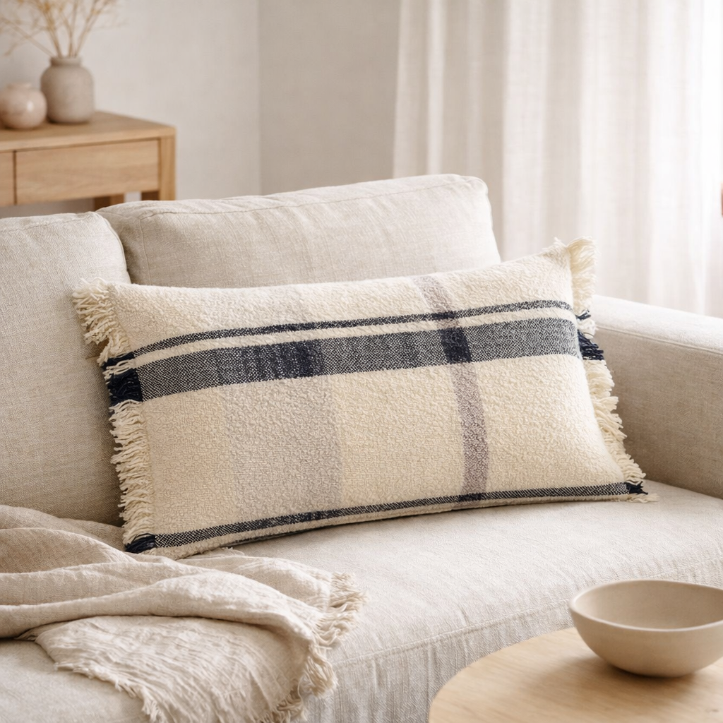 Coussin jacquard Jane Multico marine 40 x 65 en situation