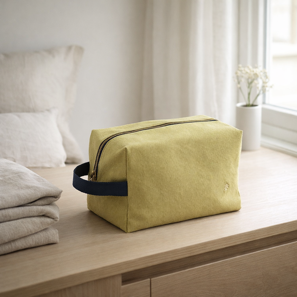 Trousse cube Iona Ananas 14 x 22 x 11 en situation