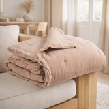 Plaid uni Fara Taupe 135 x 200 en situation