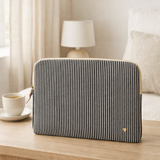 Housse ordinateur Basile Caviar 13-14 en situation