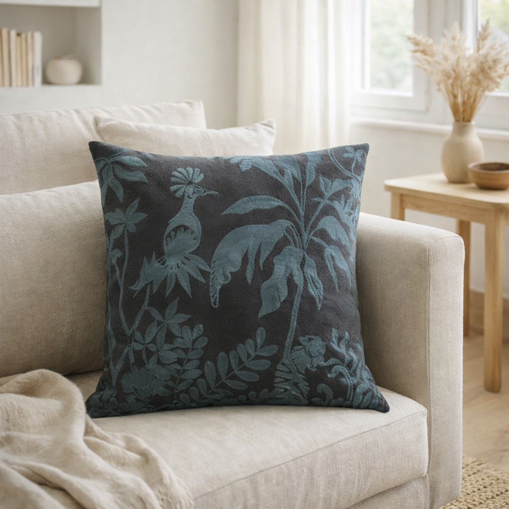 Coussin brodé Raki Carbone 45 x 45 en situation