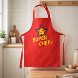 Tablier de cuisine enfant Super Chef recyclé Rouge 52 x 63 en situation