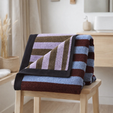 Serviette de toilette Charly Myrtille 50 x 100 en situation