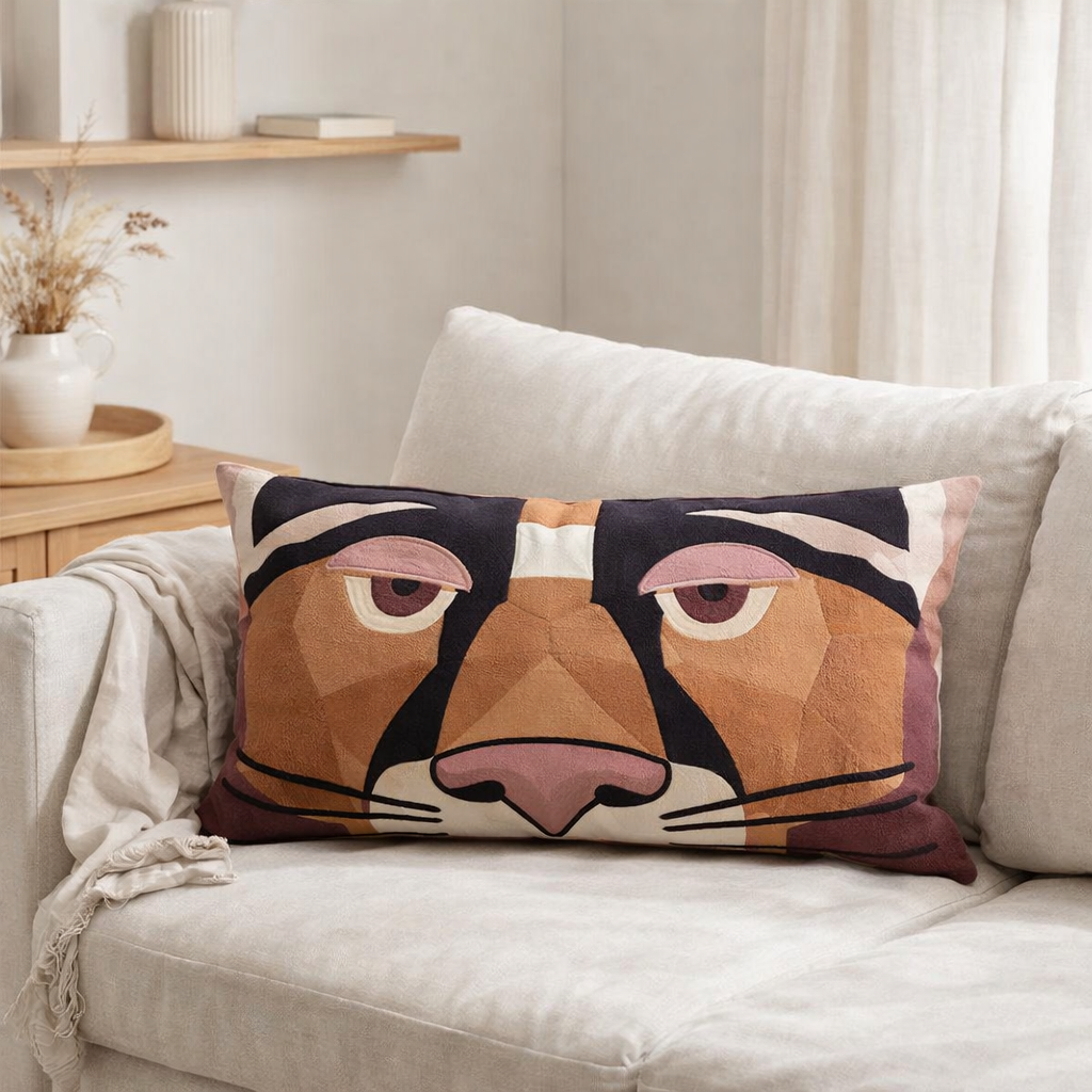 Coussin brodé Babka Ébène 40 x 65 en situation