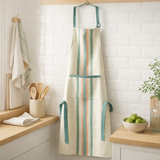 Tablier de cuisine recyclé Yuna avec poche Vert eau 72 x 85 en situation