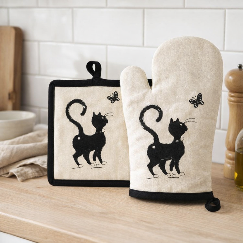 Gant de cuisine + Manique Dubout Chat Papillon Beige 18 x 28 en situation