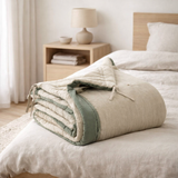 Edredon Elise Chambray Verveine 80 x 180 en situation