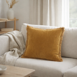 Coussin uni Fara Safran 45 x 45 en situation