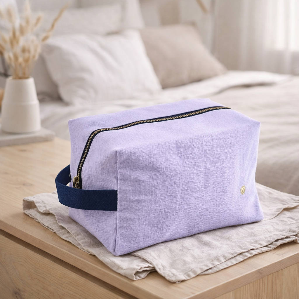 Trousse cube Iona Lilas 14 x 22 x 11 en situation