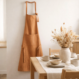 Tablier de cuisine recyclé Ada Caramel 72 x 85 en situation