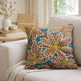Coussin brodé Ariane Pétrole 45 x 45 en situation