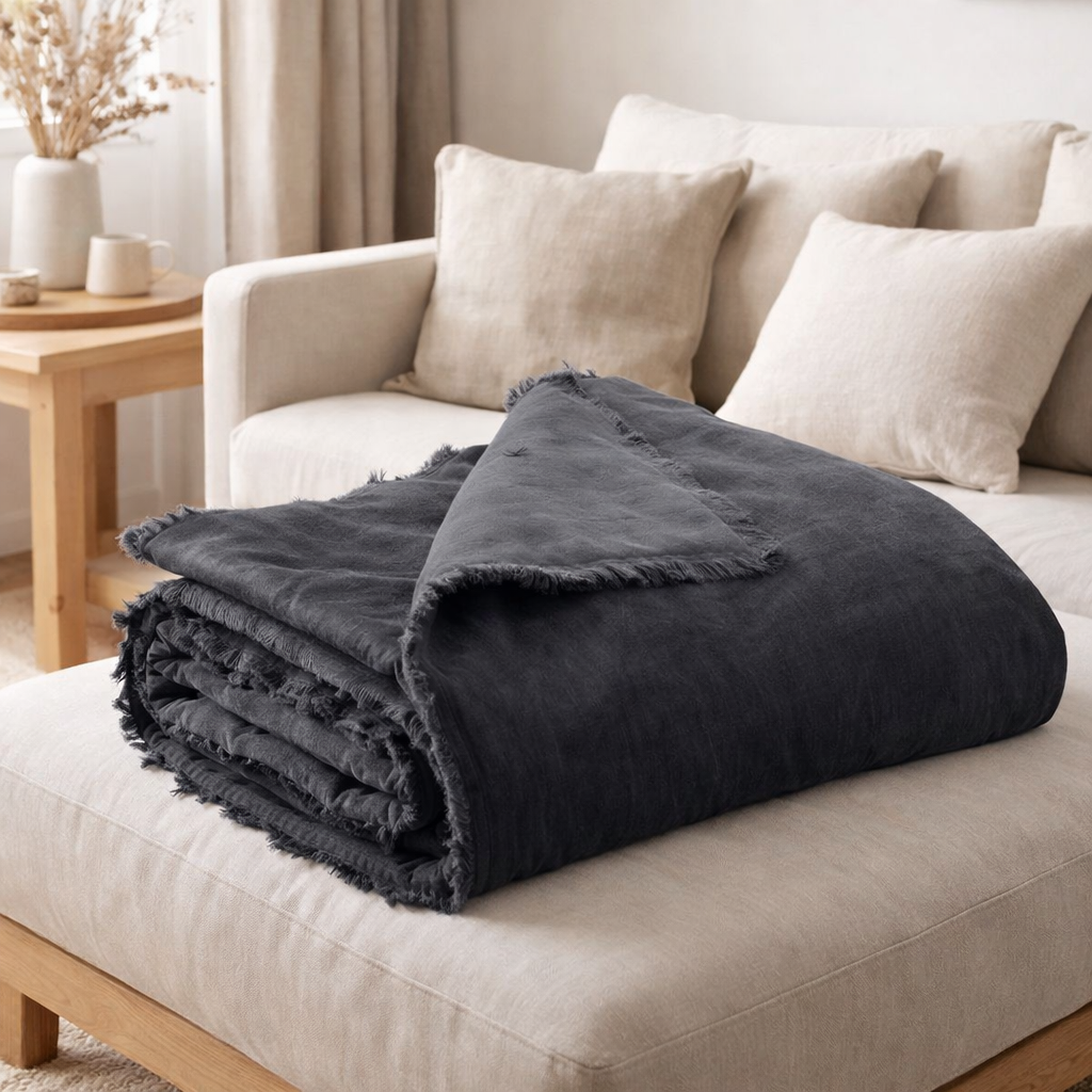 Plaid uni Fara Caviar 135 x 200 en situation