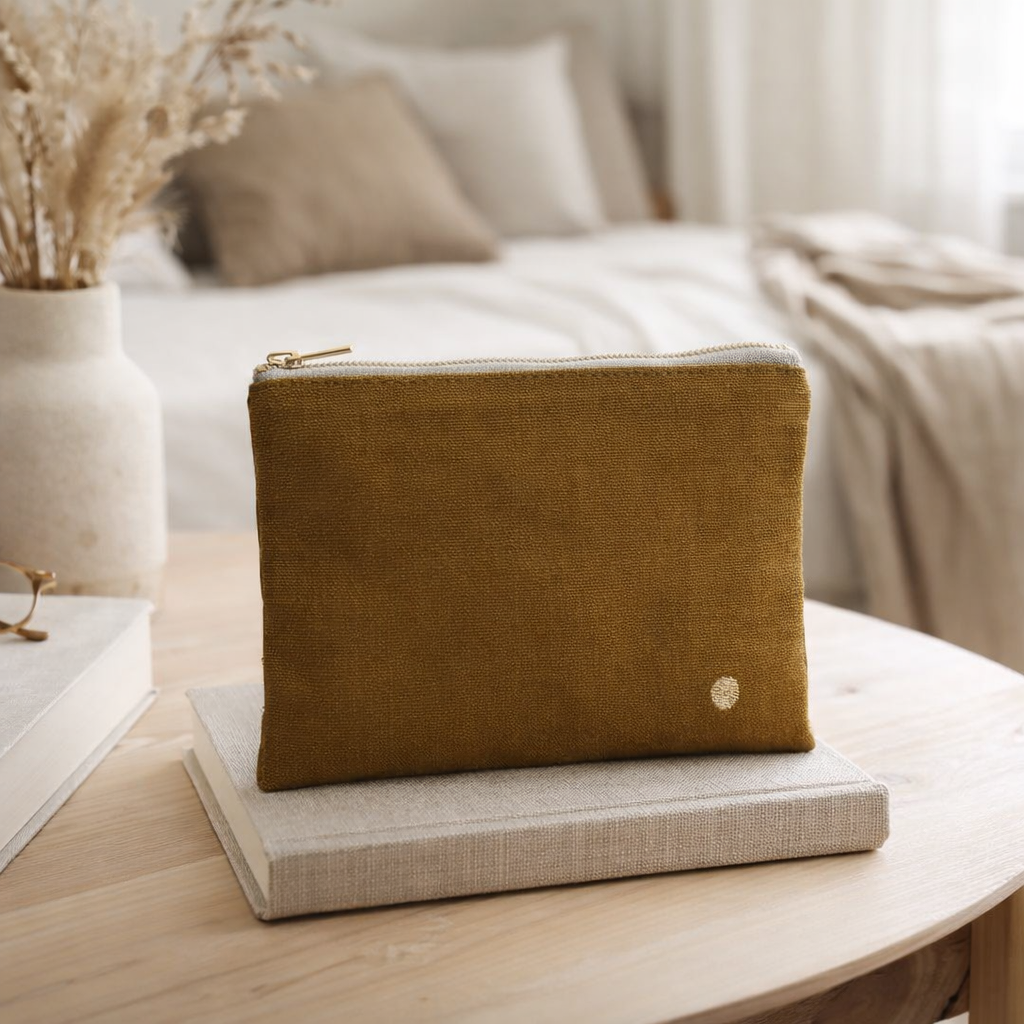 Pochette iona noix m 14 x 19 x 1 en situation